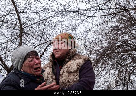 Lipovka, Ukraine. 10th avril 2022. Deux femmes pleurent lorsque la police arrive pour recueillir le corps d'un civil mort pour enquête. Selon sa famille, l'homme a été empoisonné par des soldats russes.Lipovka est une petite ville de la région de Bucha située à 60 km à l'ouest de la capitale. Une zone complète de petits villages qui n'ont pas de lumière, d'eau, de gaz, de chaleur et de communication depuis plus d'un mois. Lipovka a été détruite par environ 40%, des meurtres de masse de civils par les occupants russes ont été enregistrés, des infrastructures ont été détruites, des territoires ont été extraits. (Image de crédit : © Rick Mave/SOPA Banque D'Images