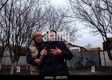 Lipovka, Ukraine. 10th avril 2022. Deux femmes pleurent lorsque la police arrive pour recueillir le corps d'un civil mort pour enquête. Selon sa famille, l'homme a été empoisonné par des soldats russes.Lipovka est une petite ville de la région de Bucha située à 60 km à l'ouest de la capitale. Une zone complète de petits villages qui n'ont pas de lumière, d'eau, de gaz, de chaleur et de communication depuis plus d'un mois. Lipovka a été détruite par environ 40%, des meurtres de masse de civils par les occupants russes ont été enregistrés, des infrastructures ont été détruites, des territoires ont été extraits. (Image de crédit : © Rick Mave/SOPA Banque D'Images