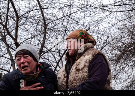 Lipovka, Ukraine. 10th avril 2022. Deux femmes pleurent lorsque la police arrive pour recueillir le corps d'un civil mort pour enquête. Selon sa famille, l'homme a été empoisonné par des soldats russes.Lipovka est une petite ville de la région de Bucha située à 60 km à l'ouest de la capitale. Une zone complète de petits villages qui n'ont pas de lumière, d'eau, de gaz, de chaleur et de communication depuis plus d'un mois. Lipovka a été détruite par environ 40%, des meurtres de masse de civils par les occupants russes ont été enregistrés, des infrastructures ont été détruites, des territoires ont été extraits. (Image de crédit : © Rick Mave/SOPA Banque D'Images