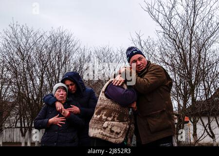 Lipovka, Ukraine. 10th avril 2022. Les parents et les amis pleurent lorsque la police arrive pour recueillir le corps d'un homme mort pour enquête. Selon sa famille, l'homme a été empoisonné par des soldats russes.Lipovka est une petite ville de la région de Bucha située à 60 km à l'ouest de la capitale. Une zone complète de petits villages qui n'ont pas de lumière, d'eau, de gaz, de chaleur et de communication depuis plus d'un mois. Lipovka a été détruite par environ 40%, des meurtres de masse de civils par les occupants russes ont été enregistrés, des infrastructures ont été détruites, des territoires ont été extraits. (Image de crédit : © Rick Mav Banque D'Images