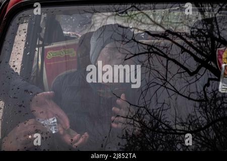 Lipovka, Ukraine. 10th avril 2022. Une femme a vu des cris dans la voiture lorsque la police arrive pour recueillir le corps de son fils mort pour enquête. Selon sa famille, l'homme a été empoisonné par des soldats russes.Lipovka est une petite ville de la région de Bucha située à 60 km à l'ouest de la capitale. Une zone complète de petits villages qui n'ont pas de lumière, d'eau, de gaz, de chaleur et de communication depuis plus d'un mois. Lipovka a été détruite par environ 40%, des meurtres de masse de civils par les occupants russes ont été enregistrés, des infrastructures ont été détruites, des territoires ont été extraits. (Image crédit : © RI Banque D'Images