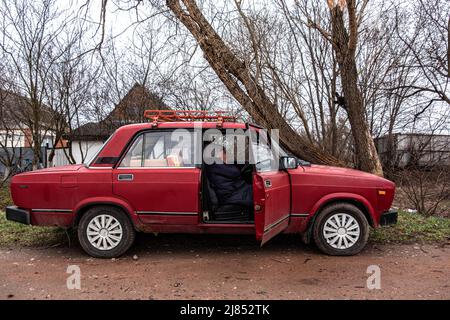 Lipovka, Ukraine. 10th avril 2022. Une femme pleure lorsque la police arrive pour recueillir le corps de son fils mort pour enquête. Selon sa famille, l'homme a été empoisonné par des soldats russes.Lipovka est une petite ville de la région de Bucha située à 60 km à l'ouest de la capitale. Une zone complète de petits villages qui n'ont pas de lumière, d'eau, de gaz, de chaleur et de communication depuis plus d'un mois. Lipovka a été détruite par environ 40%, des meurtres de masse de civils par les occupants russes ont été enregistrés, des infrastructures ont été détruites, des territoires ont été extraits. (Image de crédit : © Rick Mave/SOPA IM Banque D'Images