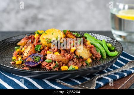 Bœuf corné, maïs sucré et hash de pomme de terre avec haricots verts Banque D'Images