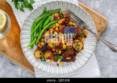 Bœuf corné, maïs sucré et hash de pomme de terre avec haricots verts Banque D'Images