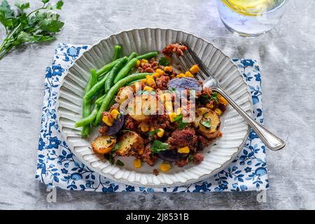 Bœuf corné, maïs sucré et hash de pomme de terre avec haricots verts Banque D'Images