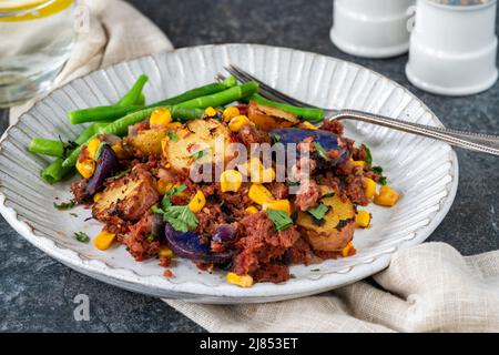 Bœuf corné, maïs sucré et hash de pomme de terre avec haricots verts Banque D'Images