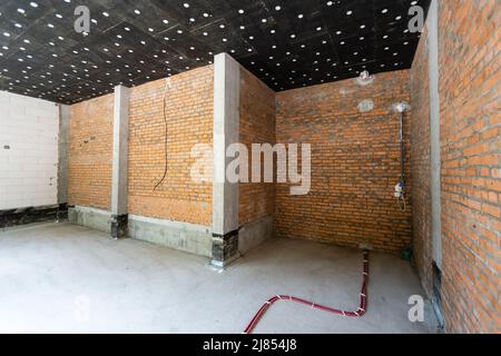 Grande chambre spacieuse, éclairée par la lumière naturelle des fenêtres, espace intérieur vide Banque D'Images