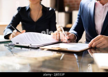 Close-up of two Businesspeople part travailler à contrat sur papier 24 Banque D'Images