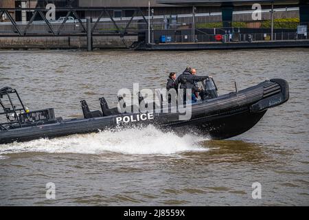 12 mai 2022. Un bateau gonflable rigide (RIB) de la police métropolitaine sur la Tamise, Londres, Angleterre Banque D'Images