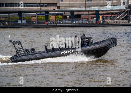 12 mai 2022. Un bateau gonflable rigide (RIB) de la police métropolitaine sur la Tamise, Londres, Angleterre Banque D'Images