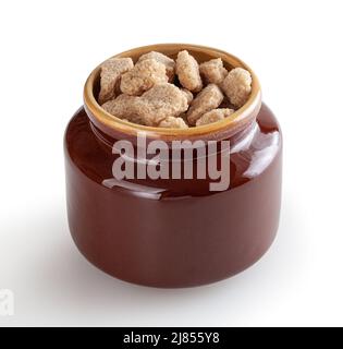 Cubes de sucre de canne à sucre dans un sucrier isolé sur fond blanc avec passe-cheveux Banque D'Images