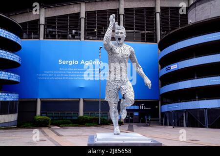 Statue de la légende du Manchester City Club, Sergio Aguero, conçue par le sculpteur Andy Scott à l’extérieur du stade Etihad de Manchester, pour commémorer le dixième anniversaire du premier titre de Premier League du club et le moment emblématique de 93:20. Date de la photo: Vendredi 13 mai 2022. Banque D'Images