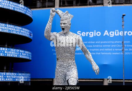 Statue de la légende du Manchester City Club, Sergio Aguero, conçue par le sculpteur Andy Scott à l’extérieur du stade Etihad de Manchester, pour commémorer le dixième anniversaire du premier titre de Premier League du club et le moment emblématique de 93:20. Date de la photo: Vendredi 13 mai 2022. Banque D'Images