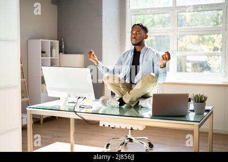 Employé en santé mentale Méditation de yoga en bureau Banque D'Images