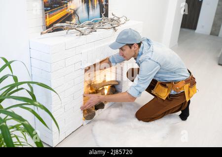 Installation d'une cheminée.Cheminée en silicate de calcium, panneau de protection contre les incendies Banque D'Images