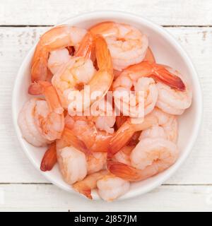 Crevettes marinées dans un bol sur une table en bois. Vue de dessus Banque D'Images