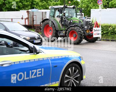Stuttgart, Allemagne. 13th mai 2022. Les agriculteurs manifestent avant la réunion des G7 ministres de l'agriculture devant le château de Stuttgart-Hohenheim avec des tracteurs et un slogan « parlez-nous, pas à propos de nous ». Credit: Bernd Weißbrod/dpa/Alay Live News Banque D'Images