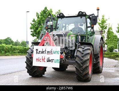 Stuttgart, Allemagne. 13th mai 2022. Les agriculteurs manifestent avant la réunion des G7 ministres de l'agriculture devant le château de Stuttgart-Hohenheim avec des tracteurs et un slogan « parlez-nous, pas à propos de nous ». Credit: Bernd Weißbrod/dpa/Alay Live News Banque D'Images