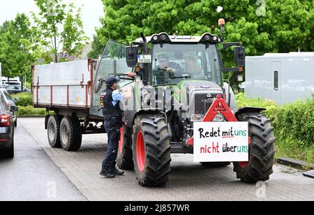 Stuttgart, Allemagne. 13th mai 2022. Les agriculteurs manifestent avant la réunion des G7 ministres de l'agriculture devant le château de Stuttgart-Hohenheim avec des tracteurs et un slogan « parlez-nous, pas à propos de nous ». Credit: Bernd Weißbrod/dpa/Alay Live News Banque D'Images