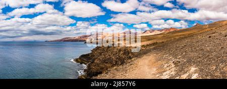 Vue panoramique de Puerto Calero à Playa Quemada, Lanzarote, Espagne avec Fuerteventura au loin Banque D'Images