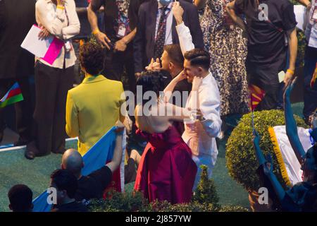 Turin, Italie. 12th mai 2022. Le chanteur israélien Michael Ben David avec les animateurs de télévision Mika, Alessandro Cattelan et Laura Pausini pendant la demi-finale du Concours Eurovision Song Credit: Marco Destefanis/Alay Live News Banque D'Images