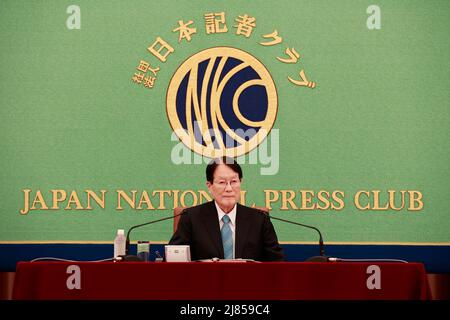 Tokyo, Japon. 13th mai 2022. Satoshi Morimoto, ancien ministre de la Défense, assiste à une conférence de presse au Club de presse national du Japon à Tokyo. Morimoto a été le premier civil à occuper le poste de ministre de la Défense dans le Cabinet de Noda de juin à décembre 2012. Il a parlé du 50th anniversaire du retour d'Okinawa au Japon célébré le 15 mai. (Image de crédit: © Rodrigo Reyes Marin/ZUMA Press Wire) Banque D'Images