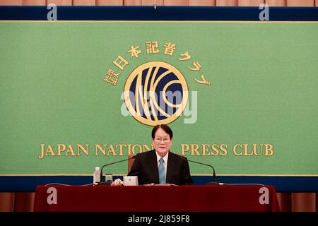 Tokyo, Japon. 13th mai 2022. Satoshi Morimoto, ancien ministre de la Défense, assiste à une conférence de presse au Club de presse national du Japon à Tokyo. Morimoto a été le premier civil à occuper le poste de ministre de la Défense dans le Cabinet de Noda de juin à décembre 2012. Il a parlé du 50th anniversaire du retour d'Okinawa au Japon célébré le 15 mai. (Image de crédit: © Rodrigo Reyes Marin/ZUMA Press Wire) Banque D'Images