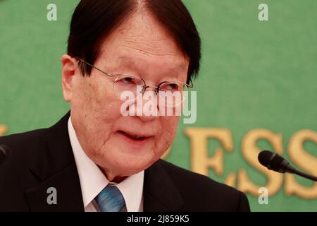 Tokyo, Japon. 13th mai 2022. Satoshi Morimoto, ancien ministre de la Défense, s'exprime lors d'une conférence de presse au Japan National Press Club à Tokyo. Morimoto a été le premier civil à occuper le poste de ministre de la Défense dans le Cabinet de Noda de juin à décembre 2012. Il a parlé du 50th anniversaire du retour d'Okinawa au Japon célébré le 15 mai. (Image de crédit: © Rodrigo Reyes Marin/ZUMA Press Wire) Banque D'Images