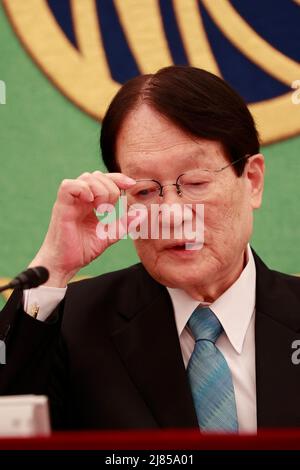 Tokyo, Japon. 13th mai 2022. Satoshi Morimoto, ancien ministre de la Défense, s'exprime lors d'une conférence de presse au Japan National Press Club à Tokyo. Morimoto a été le premier civil à occuper le poste de ministre de la Défense dans le Cabinet de Noda de juin à décembre 2012. Il a parlé du 50th anniversaire du retour d'Okinawa au Japon célébré le 15 mai. (Image de crédit: © Rodrigo Reyes Marin/ZUMA Press Wire) Banque D'Images