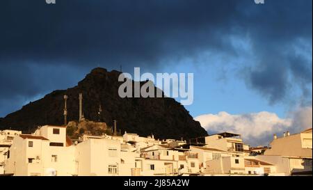Nuages de pluie sombre sur le village andalou blanc d'Alora, Espagne Banque D'Images