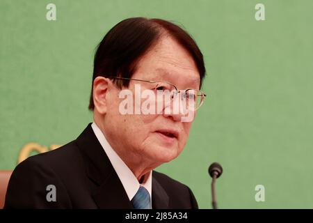 Tokyo, Japon. 13th mai 2022. Satoshi Morimoto, ancien ministre de la Défense, s'exprime lors d'une conférence de presse au Japan National Press Club à Tokyo. Morimoto a été le premier civil à occuper le poste de ministre de la Défense dans le Cabinet de Noda de juin à décembre 2012. Il a parlé du 50th anniversaire du retour d'Okinawa au Japon célébré le 15 mai. (Image de crédit: © Rodrigo Reyes Marin/ZUMA Press Wire) Banque D'Images