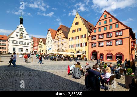 Allemagne Bavière route romantique. Rothenburg ob der Tauber. Place du marché. marktplatz. Les gens mangent dehors Banque D'Images