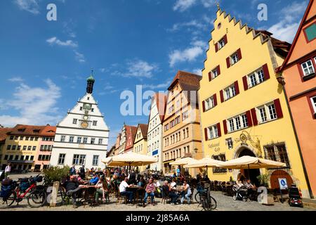 Allemagne Bavière route romantique. Rothenburg ob der Tauber. Place du marché. marktplatz. Les gens mangent dehors Banque D'Images