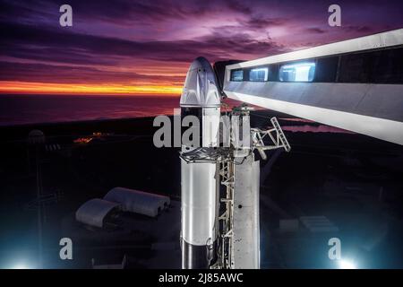 Vue de la fusée SpaceX Falcon 9 avec un vaisseau spatial Crew Dragon sur le plateau de lancement, avant de lancer dans l'espace. SpaceX Crew. Éléments de cette image fu Banque D'Images