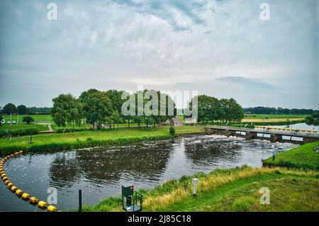 Vue sur la rivière Vecht par drone, herbe verte, arbres, beau ciel bleu et piste cyclable à travers la vallée de Vecht.Pont et belette dans la rivière.Dalfsen Banque D'Images