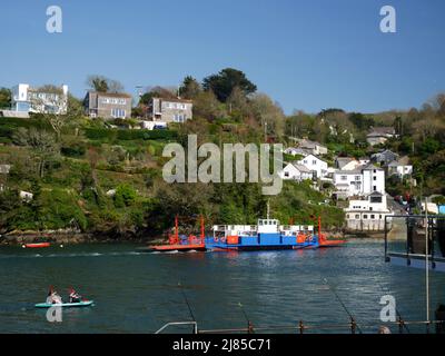 Le traversier pour voitures de Bodinnick s'approche de Bodinnick, Fowey, Cornwall. Banque D'Images