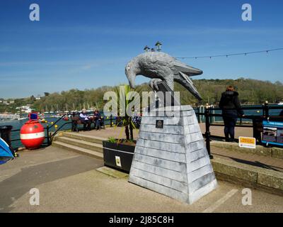 La statue d'un rook à Town Quay, Fowey, Cornwall. Commandé par le père et son métallurgistes Gary et Thomas Thrussell. Célèbre Daphne du Ma Banque D'Images