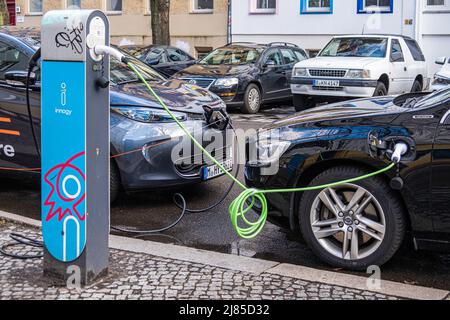 Berlin, Allemagne. Deux voitures se chargent au point de charge électrique Innogy Banque D'Images