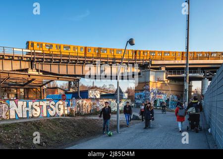 Le métro aérien et le train jaune Gleisdreieck U-bahn desservent les U 1 et U 3 de Kreuzberg Berlin. La station a été construite en 1912-1913 et les deux plates-formes sont surélevées au-dessus du niveau du sol, mais la plate-forme U1/U3 est à un niveau plus élevé et à angle droit par rapport à la plate-forme U2. Le nom de la gare signifie « triangle de chemin de fer » et il est situé sur le site d'une ancienne gare qui a ouvert ses portes en 1902. Trois branches de la première ligne de U-Bahn Stammstrecke de Zoologischer Garten, Potsdamer Platz et Warschauer Brücke se sont réunies ici. Suite à une collision de train majeure en 1908 et Banque D'Images