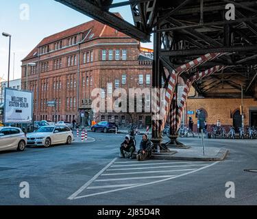 Vue extérieure de la gare U-bahn Gleisdreieck et du viaduc ferroviaire. Il dessert les lignes U 1 U 2 et U 3 à Kreuzberg Berlin. La station a été construite en 1912-1913 et les deux plates-formes sont surélevées au-dessus du niveau du sol, mais la plate-forme U1/U3 est à un niveau plus élevé et à angle droit par rapport à la plate-forme U2. Le nom de la gare signifie « triangle de chemin de fer » et il est situé sur le site d'une ancienne gare qui a ouvert ses portes en 1902. Trois branches de la première ligne de U-Bahn Stammstrecke de Zoologischer Garten, Potsdamer Platz et Warschauer Brücke se sont réunies ici. Après une majeure Banque D'Images