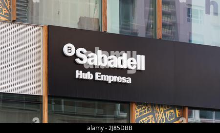 VALENCIA, ESPAGNE - 05 MAI 2022: Banco Sabadell est une banque d'investissement et une société de services financiers espagnole Banque D'Images