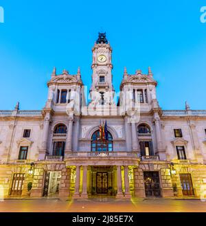 Valenica - le bâtiment Ayuntamiento de Valencia au crépuscule. Banque D'Images