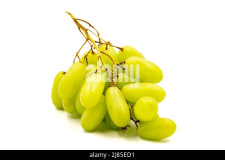 Petit bouquet de raisins isolés sur fond blanc. Gros plan Banque D'Images