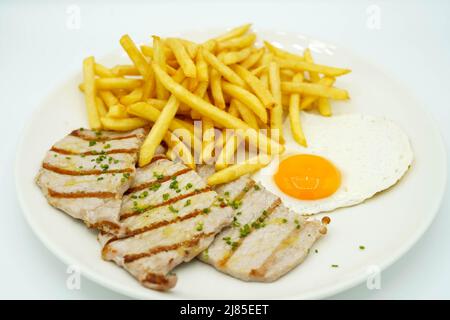 Assiette combinée de filet de porc avec pommes de terre et œuf frit Banque D'Images
