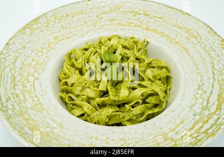 Plat de pâtes frais à base d'épinards et sauce au fromage Banque D'Images