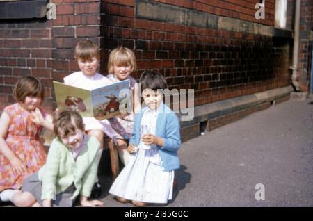 La vie scolaire au Royaume-Uni dans les années 1960 les enfants profitent d'activités dans le terrain de jeu en 1968 photo par Tony Henshaw Archive Banque D'Images