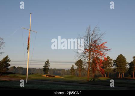 Vue depuis le côté du 1st Tee sur le Blue course jusqu'au 18th Green sur le Red course avec les couleurs d'automne et Flagpole, le Berkshire Golf Club, Ascot, Banque D'Images