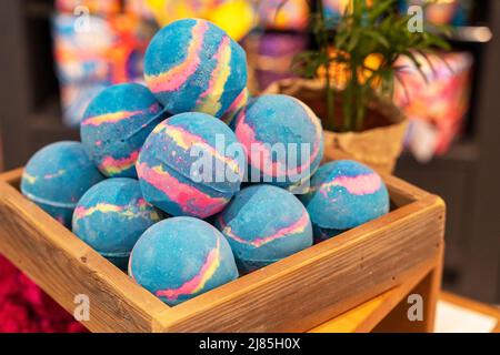 Magnifiques bombes artisanales colorées pour le bain dans une boîte en bois Banque D'Images