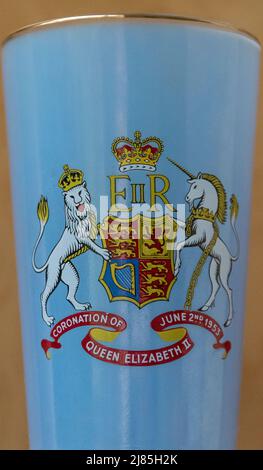 Écusson royal sur verre bleu pour célébrer le couronnement de la reine Elizabeth II en 1953. Cadeau du conseil du district urbain de Denton à tous les enfants de Denton au Royaume-Uni. Banque D'Images