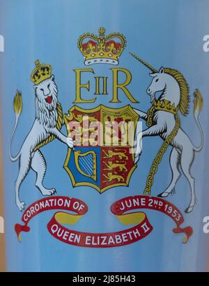 Écusson royal sur verre bleu pour célébrer le couronnement de la reine Elizabeth II en 1953. Cadeau du conseil du district urbain de Denton à tous les enfants de Denton au Royaume-Uni. Banque D'Images